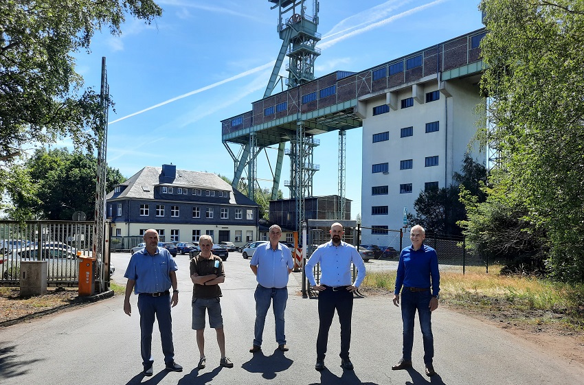 Das Foto zeigt von links: Ortsbrgermeister Richard Schmitt, Vorsitzender BIW Hans-Jrgen Kalscheid, Wirtschaftsfrderer Eugen Schmidt, Firmenchef Peter Baaten und Brgermeister Fred Jngerich. Nicht auf dem Foto Rolf Schmidt-Markoski. (Foto: VGV Altenkirchen-Flammersfeld)