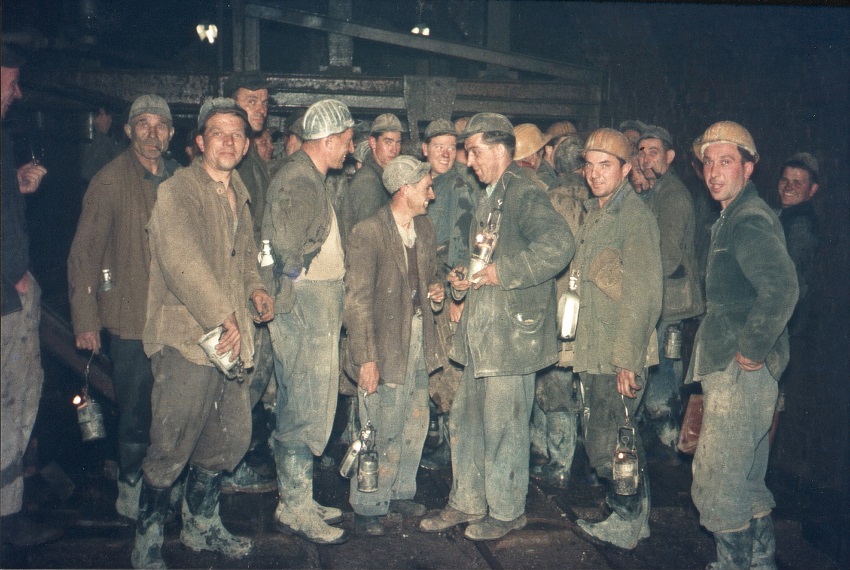 Das Archivfoto entstand im Jahre 1956 auf Georg in Willroth und zeigt die bestens aufgelegten Bergleute mit ihren Karbidlampen vor dem Frderkorb. (Foto Archiv Hans-Jrgen Kalscheid)