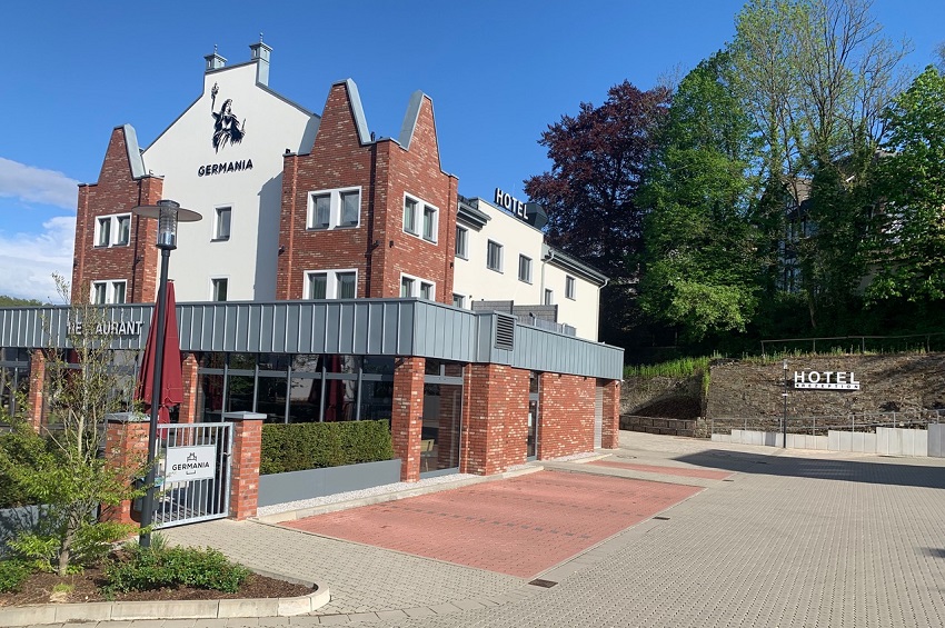 Der sonst bei gutem Wetter prall gefllte Biergarten und Parkplatz des Hotels Germania ist leer und abgesperrt. Auch hier ist die Lage angesichts der Krise kritisch. (Fotos: KathaBe)