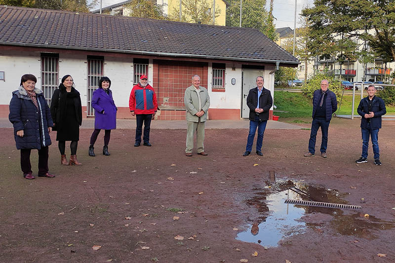 Mitglieder der SPD-Stadtratsfraktion Neuwied gemeinsam mit dem Vereinsvertreter des Vfl Neuwied 1908 e.V. auf dem Germaniaplatz am Sandkauler Weg v.l.n.r.: Hannelore Grhbhl, Petra Grabis, Petra Jonas, Robert Raab, Klaus Dillenberger (VfL), Sven Lefkowitz, Fredi Winter und Janick Helmut Schmitz. Foto: SPD