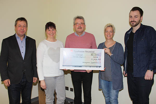 Vorstandsmitglieder des Gesangvereins Thalhausen berreichten Hans-Peter Knossalla vom Hospizverein Neuwied 1.000 Euro. Foto: Hospizverein
