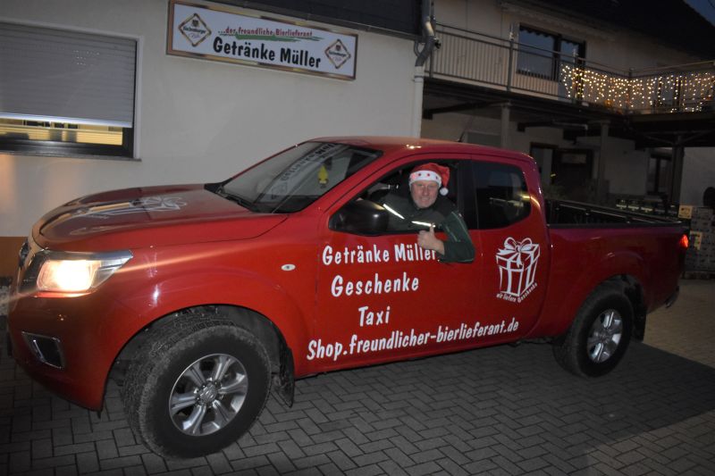 Michael Mller in seinem Geschenke-Taxi. Fotos: wear