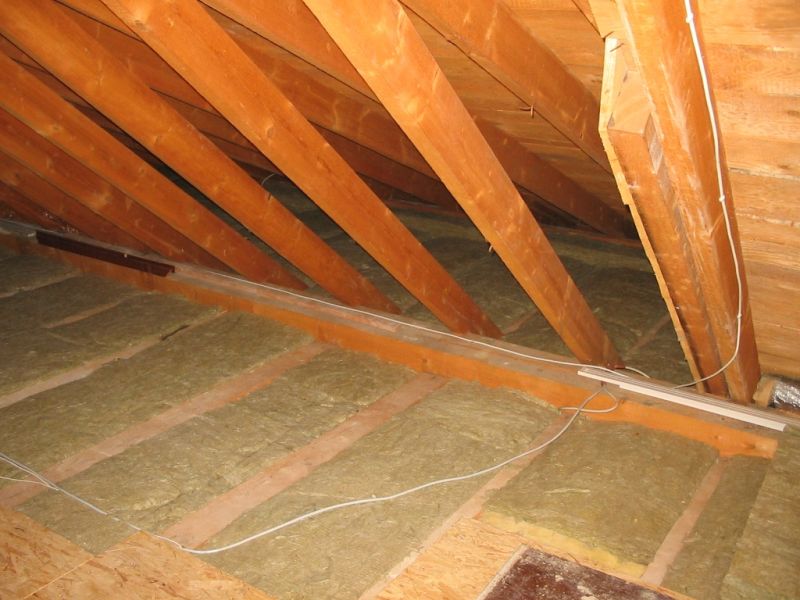 Holzbalkendecken lassen sich von oben optimal mit Mineralwolle zwischen den Deckenbalken dämmen. Durch die Abdeckung mit OSB-Platten wird der Dachraum wieder begehbar. Foto: Bernhard Andre