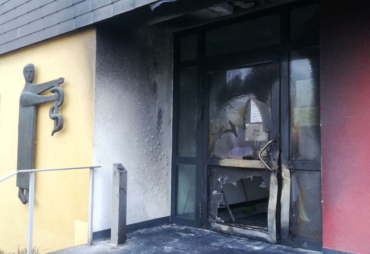 Das Feuer im Eingangsbereich des Gesundheitsamtes hinterließ deutliche Spuren. (Foto: Kreisverwaltung)