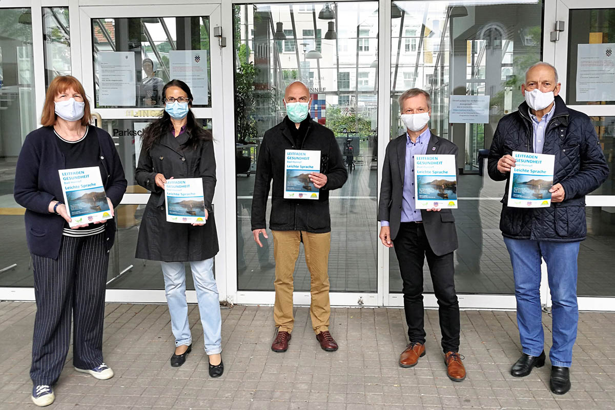 Helga Ebel-Gerlach (Gesundes Bad Honnef e.V.), Iris Schwarz (Seniorenbeauftragte der Stadt Bad Honnef), Dr. med. Johannes Kuchta (Vorsitzender Gesundes Bad Honnef e.V.), Brgermeister Otto Neuhoff und Dr. Hans Jrg Marsteller (Gesundes Bad Honnef e.V.) prsentierten den Leitfaden Gesundheit". Foto: Stadt Bad Honnef