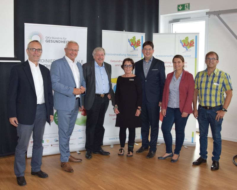 V.l.n.r.: Moderator Franz Gigout, Landrat Achim Hallerbach, Professor Dr. Arnold Lohaus, Beate Klb, Leiterin Gesundheitsamt des Landkreises Neuwied, Brgermeister Michael Mang, Sabine Kpke, Koordinierungsstelle Gesundheitliche Chancengleichheit, und Gerhard Wermter, Kreisgesundheitsamt. Foto: privat