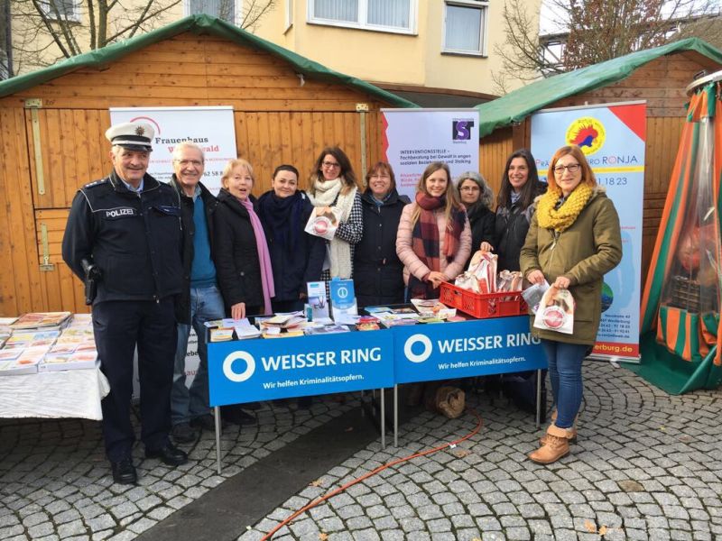 Informationsstand auf dem Westerburger Wochenmarkt: Vertreter/innen der Polizei, Weier Ring, Frauenhaus Westerwald, Prventionsbro Ronja, DRK-Kinderschutzdienst, Matia und Interventionsstelle. Foto: Pressestelle der Kreisverwaltung