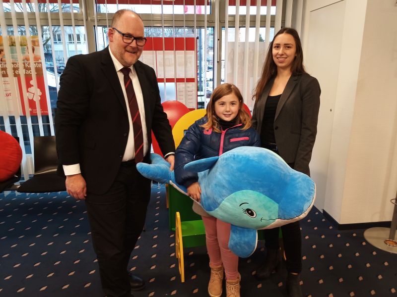 Sren Fries (l.) und Theresa Ackermann (Auszubildende, r.) und Laura-Sophie Dill aus Hilgert freuten sich gemeinsam mit ihrer Zwillingsschwester Anna-Lena (nicht im Bild). Foto: Sparkasse