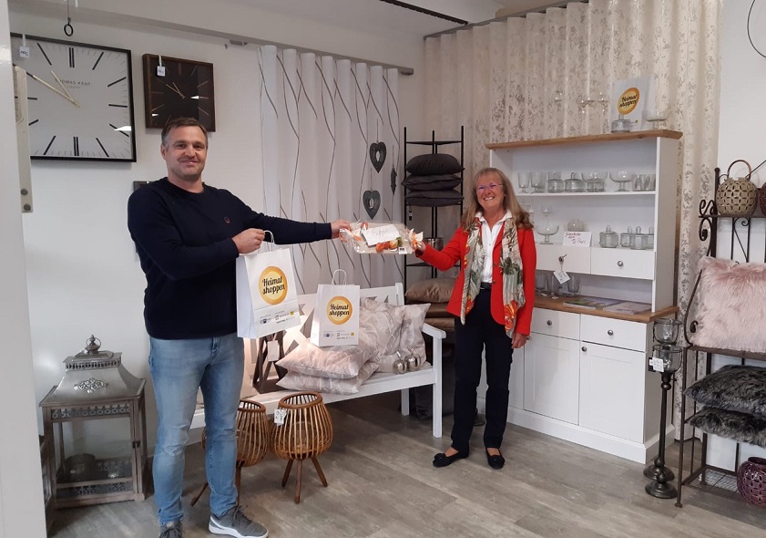 Heimat-Shopperin Marita Schmidt freut sich ber ihren Gewinn vom Wohnstudio Molzberger. 
 (Fotos: Treffpunkt Wissen)