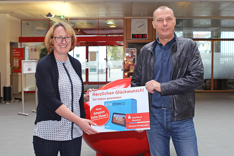 Kundenberaterin Inga Mrtz gratulierte Eriks Zutis zu seinem Gewinn. Foto: Sparkasse