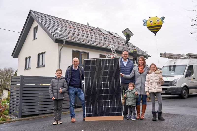 Familie Diel und EVM-Energieberater Thomas Schmitz (2. von links) freuen sich ber die Montage der Solaranlage. Foto: EVM/Sascha Ditscher