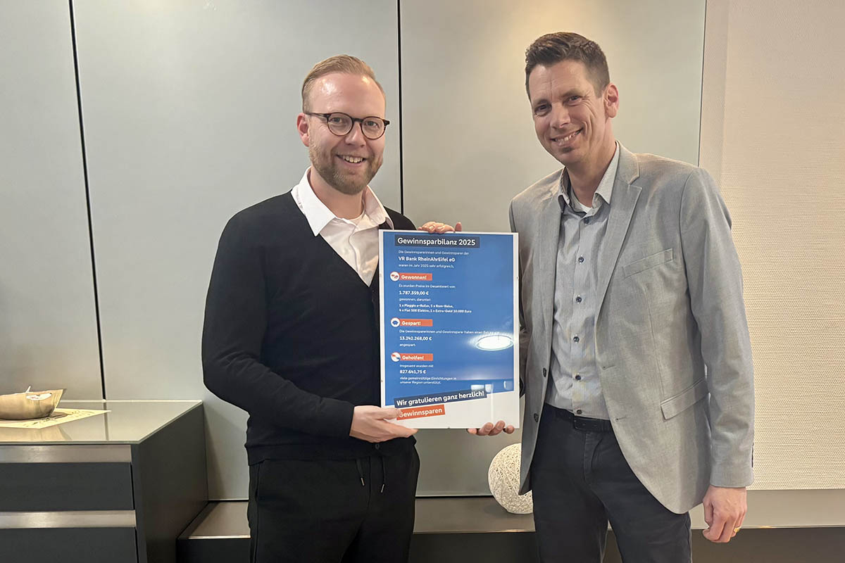 Von links: Jan-Erik Burkard (Leiter Unternehmenskommunikaton) und Marco D�x (Bereichsleiter Vorstandsstab) nehmen die Urkunde zur Gewinnsparbilanz 2025 entgegen.
Foto: Clara Stoffel | VR Bank RheinAhrEifel eG