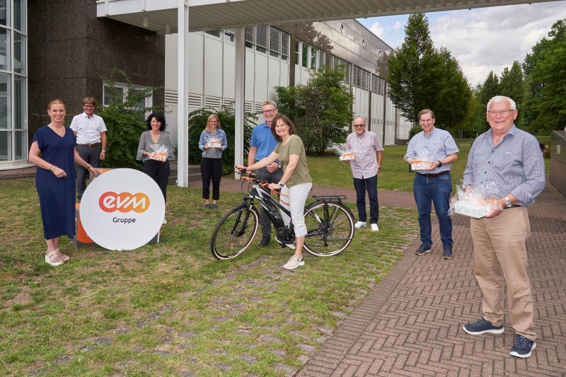 Claudia Probst und Berthold Nick (links), die den Regionalen Energiewende-Kompass organisiert haben, bergeben die Preise an die glcklichen Gewinner. Foto: Sascha Ditscher