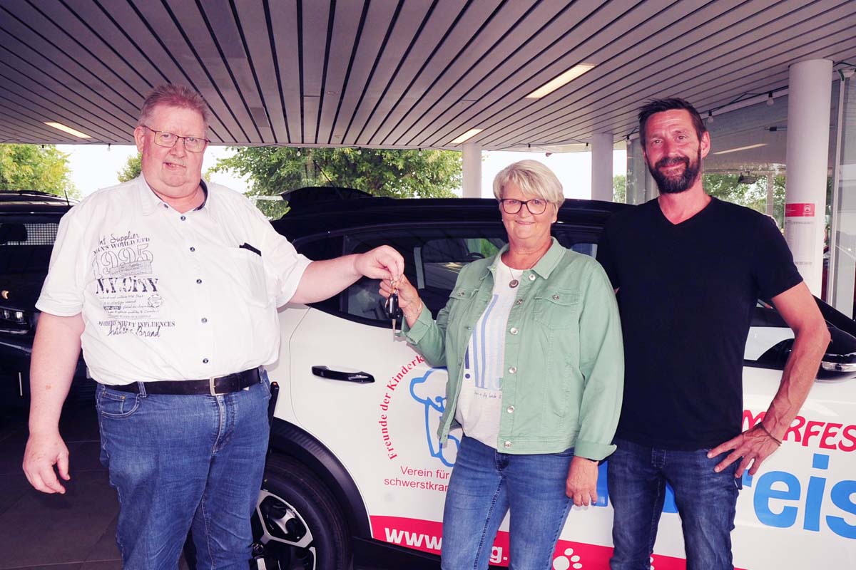 Die Besitzerin eines Citroen C3 Claudia Schr�der (Mitte) erhielt den Schl�ssel Wolfgang Klein (li.) und Kai Fischer freuen sich mit der Gewinnerin