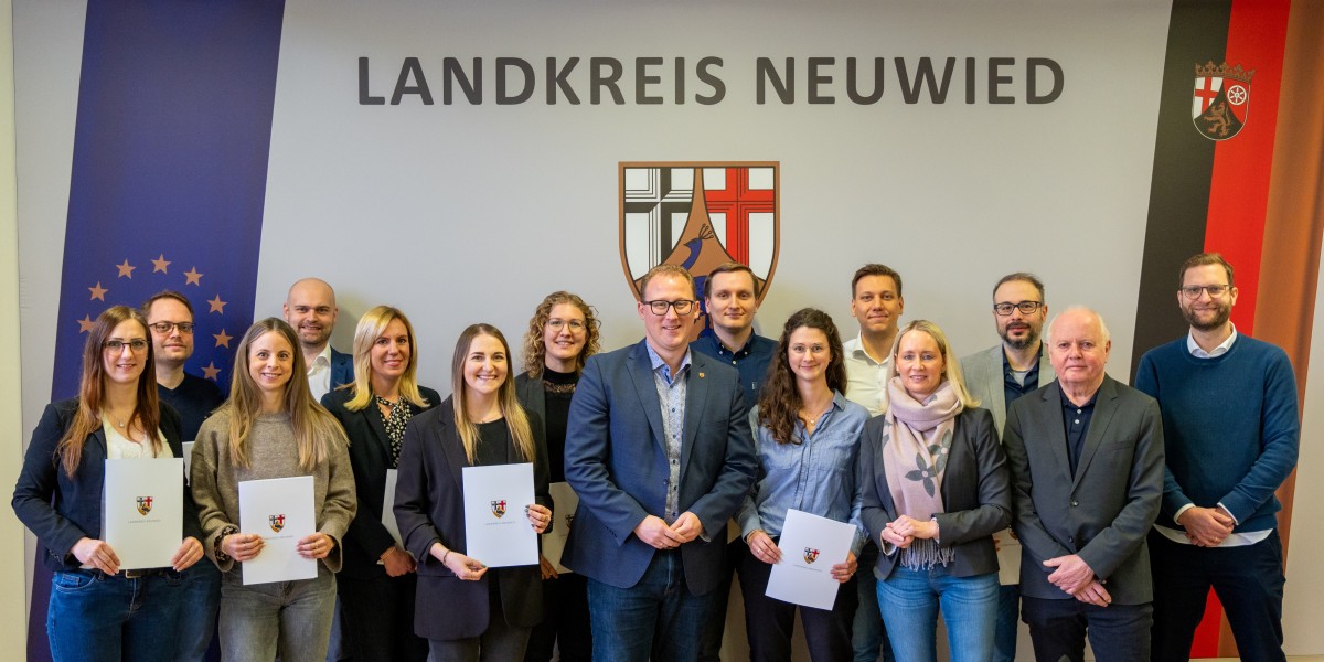 Engagierte Mitarbeiterinnen und Mitarbeiter der Kreisverwaltung Neuwied
haben erfolgreich die Nachwuchsfhrungskrfte-Qualifizierung abgeschlossen. Broleiterin Diana Wonka (4. v.r.), ihr Stellvertreter Florian Nubaum (1. v.r.), Professor Dr. Nagel (2.v.r.) und der 1. Kreisbeigeordnete Philipp Rasbach (Mitte) freuten sich bei der Zertifikatsbergabe mit den Absolventen. Foto: Martin Boden / Kreisverwaltung Neuwied.