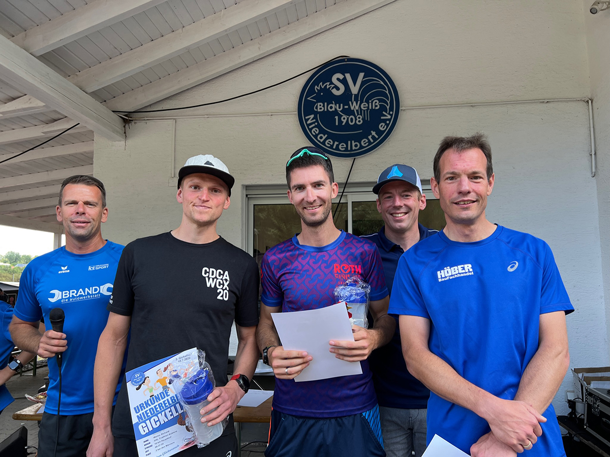 Die Sieger ber 10 Kilometern: v. l. n. r.: Jens Dtsch (Abt.-Leiter Leichtathletik, SV Niederelbert), Richard Weise (2. Platz), Manuel Knie (1. Platz), Manuel Menningen (1. Vorsitzender SV Niederelbert), Andreas Schlsser (3. Platz). Fotos: Privat