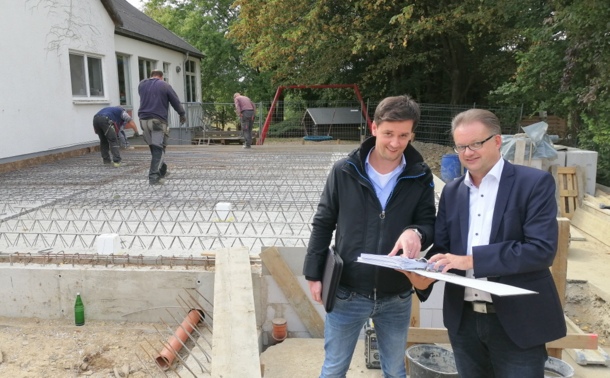 Sascha Koch (rechts) und Sascha Mller von der Verbandsgemeindeverwaltung Altenkirchen machten sich an Ort und Stelle ein Bild vom Fortgang der Arbeiten an der Kita "Spatzennest" in Gieleroth. (Foto: hak)