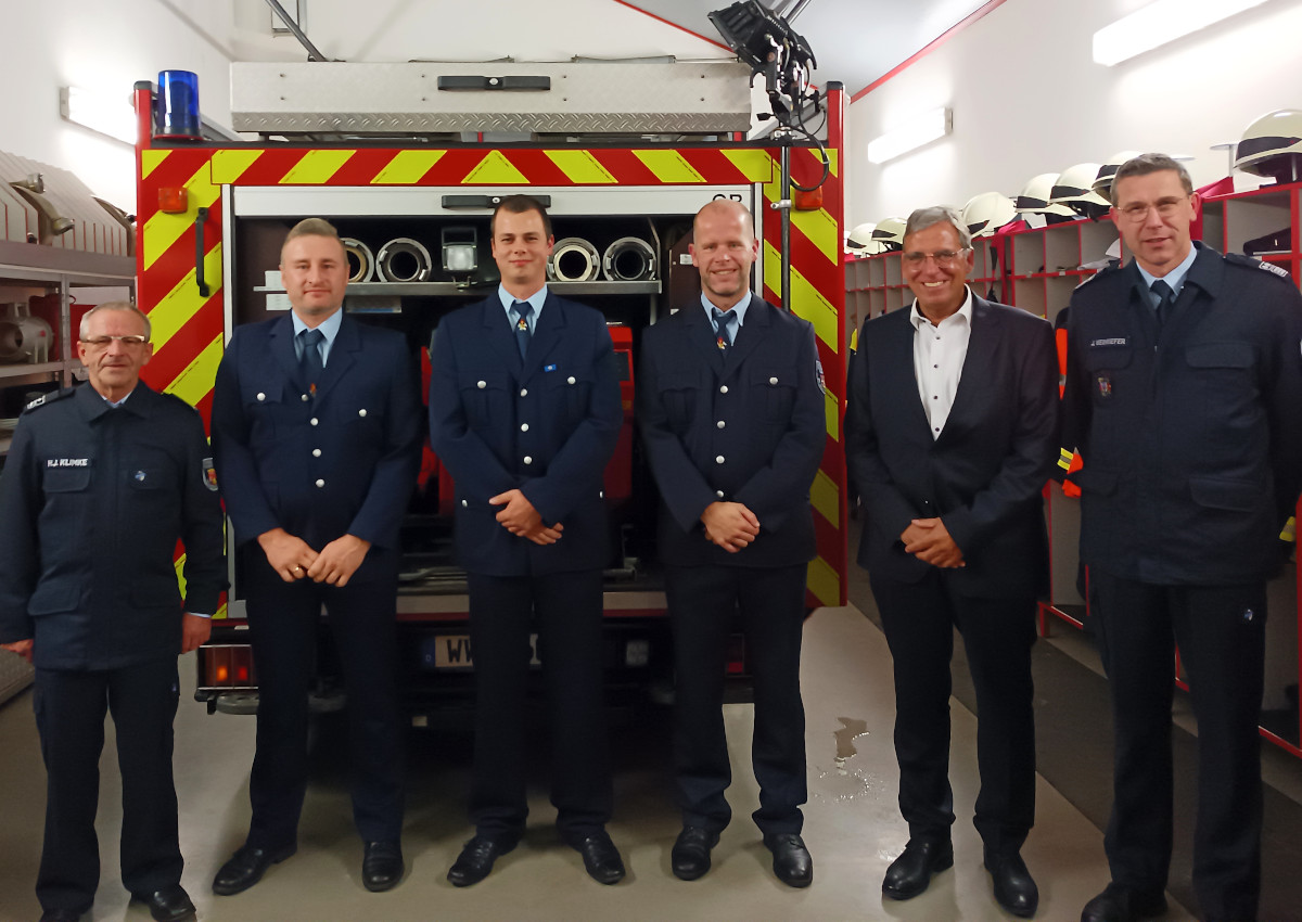 Wachwechsel bei der Freiwilligen Feuerwehr Girod: Matthias Remann (2.v.l.) bergab das Amt des Wehrfhrers an Maximilian Wottke (3.v.l.). (Foto: VG Montabaur / Monique Brill) 