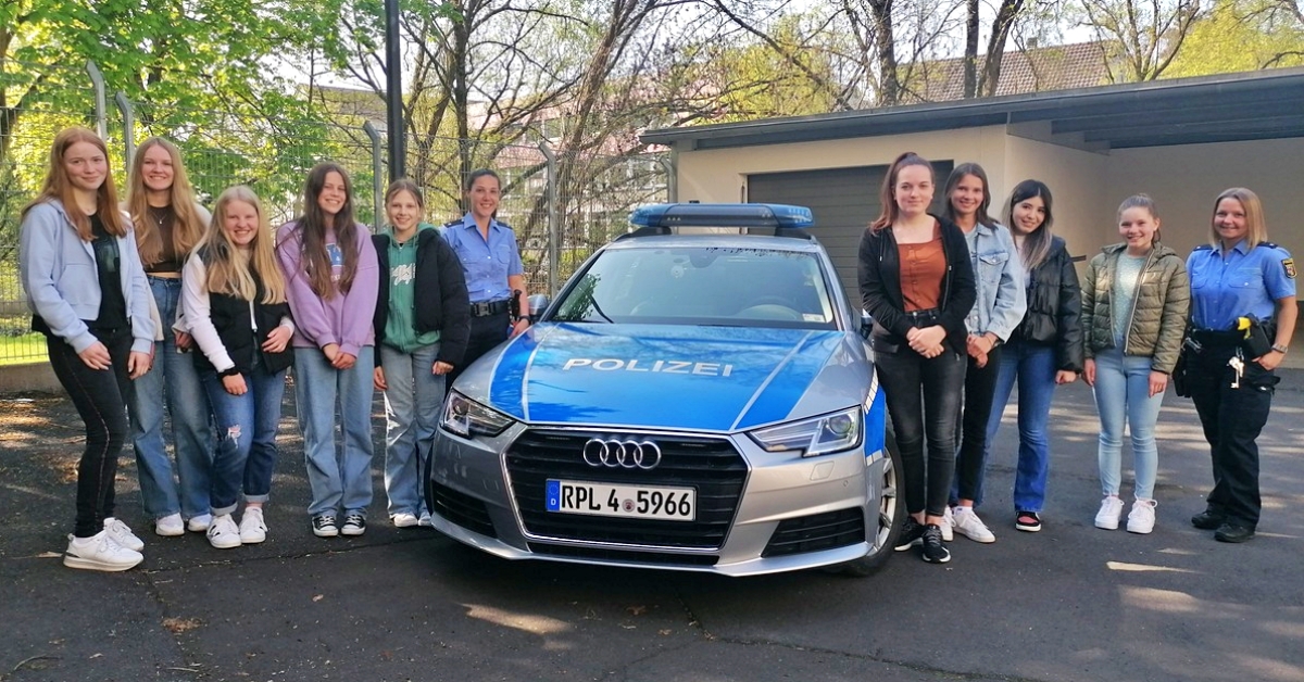 Bei der Polizei in Betzdorf lernten die Mdels die Arbeit von Polizisten kennen. (Foto: Polizeiinspektion Betzdorf) 