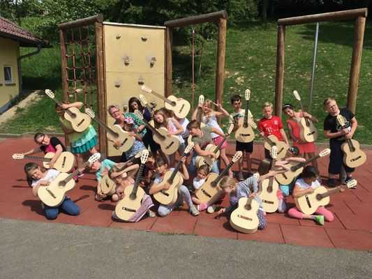 Gitarren-AG der Oberwaldschule Selters. Fotos: privat