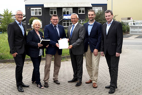 Udo Engel (v.l.), Brigitte-Ursula Scherrer, Achim Hallerbach, Stefan Herschbach, sowie Patrick Heinzberger (Vitroconnect GmbH) und Dennis Kornehl von der Firma werknetz internet GmbH & Co. KG freuen sich ber den Anschluss der Kreisabfallwirtschaft an das schnelle Glasfasernetz. Foto: SWN