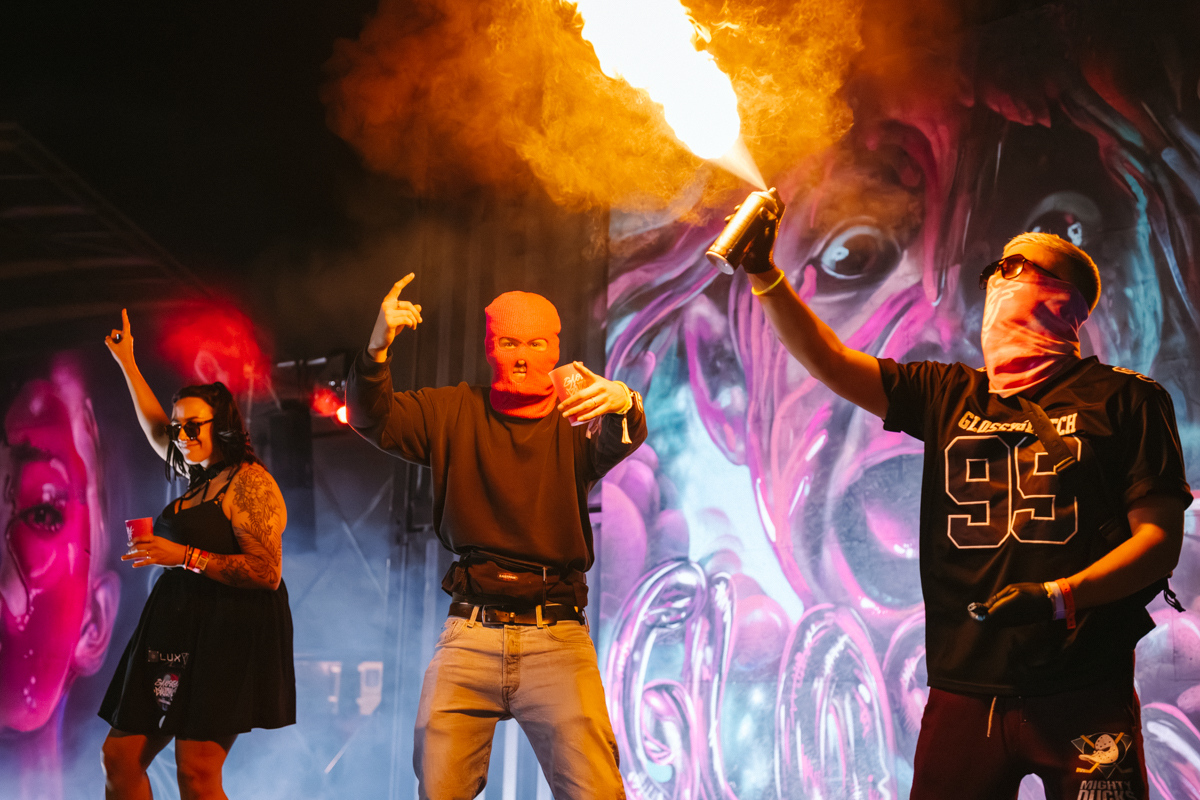 Die Graffiti-Knstler Glossy and Glitch sorgten mit ihren bunten Walls und DJ-Sounds fr ein Highlight abseits der Hauptbhnen. Fotos: Lara Jane Schumacher / Art of Jane