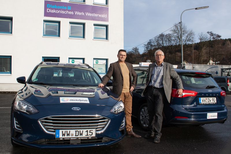 Bereichsleiter fr die Migrationsdienste, Alexander Bhler (links) und Leiter des Diakonischen Werks Westerwald, Wilfried Kehr mit den neuen Dienstwagen. Foto: Peter Bongard
 