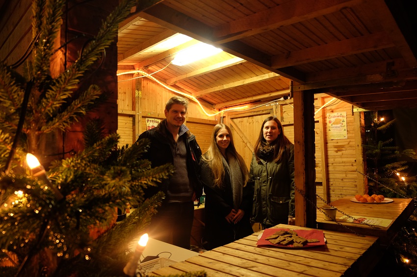 Schon viele Jahre verkaufen die Mitarbeiter der Verbandsgemeinde und den Kindertagesttten in ihrer Freizeit Glhwein fr einen guten Zweck in der Vorweihnachtszeit. (Fotos: KathaBe)