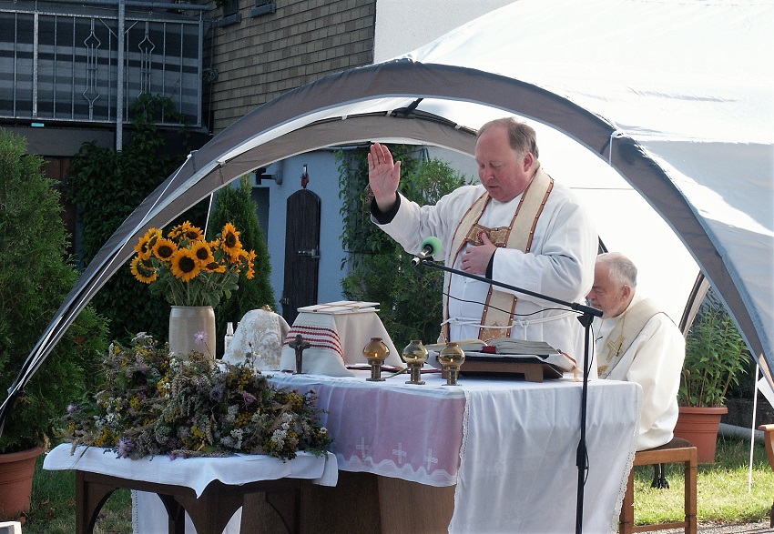 Glubige feierten Gottesdienst in Mittelhof im Freien