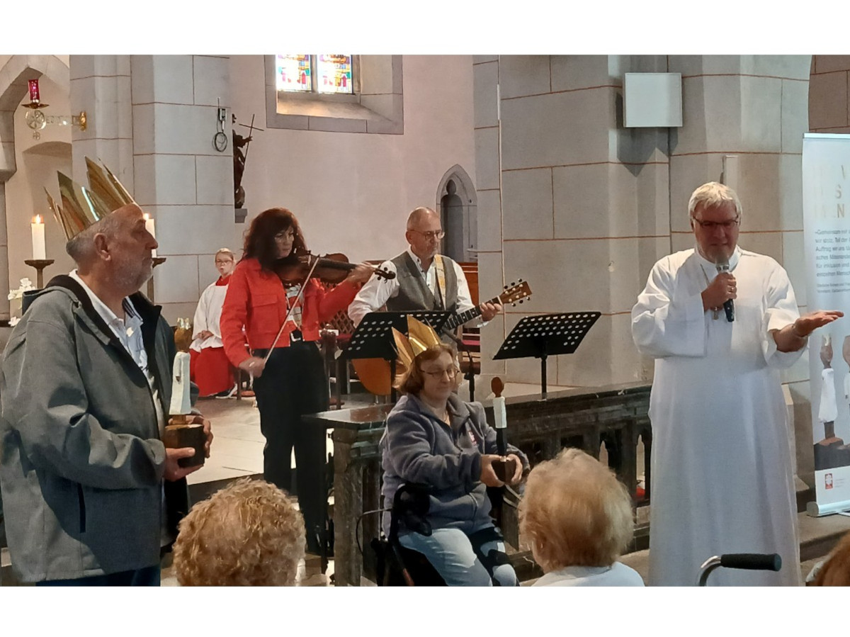 Im festlichen Caritas-Gottesdienst stand die Wrde jedes Menschen im Mittelpunkt - symbolisiert durch die Knigsfiguren von Bildhauer Ralf Knoblauch. (Fotos: Caritasverband WWRL/Matthias Dill)