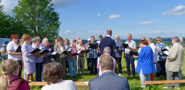 Mit geistlichem Inhalt, Gesang, Pantomime, Kinder-Aktionen und Blsermusik fand der Freiluft-Gottesdienst auf dem Heuberg bei Kraam statt. (Foto: Erhard Wamuth)