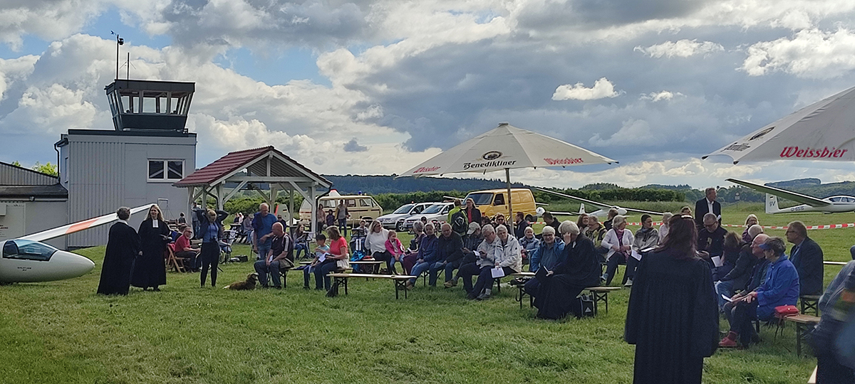 Einen Gottesdienst "ber den Wolken" gefeiert