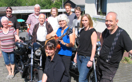 Gemeinsam organisierte das Team der Evangelischen Kirchengemeinde Gebhardshain zum zweiten Mal einen Biker-Gottesdienst im Westerwald-Museum in Steinebach. Rund 150 Besucher nutzten das Angebot einer Tankstelle fr die Seele, einen gemeinsamen Korso und viel Zeit zum Austausch. (Fotos: Petra Stroh)