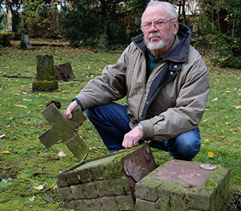 Mehrere Grabkreuze auf dem Alten Friedhof zerstrt