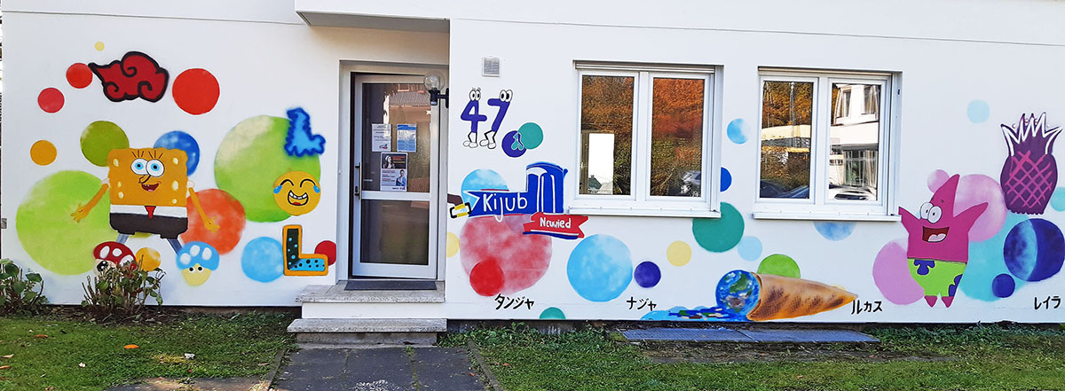 Im mit Graffiti geschmckten Jugendtreff in Heimbach-Weis gibt es wieder ein interessantes Ferienangebot. Foto: Stadt Neuwied 
