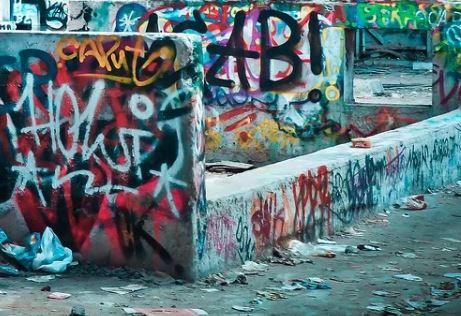 Jugendliche beschmieren Gaststttenfassade mit Graffiti