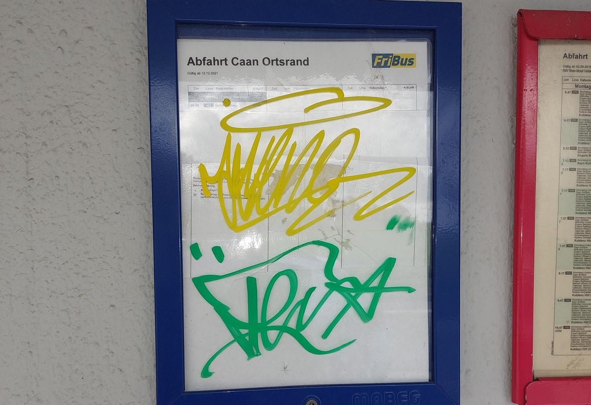 Die Bushaltestellen in Caan wurden wiederholt mit Graffitis beschmiert. (Fotos: privat)