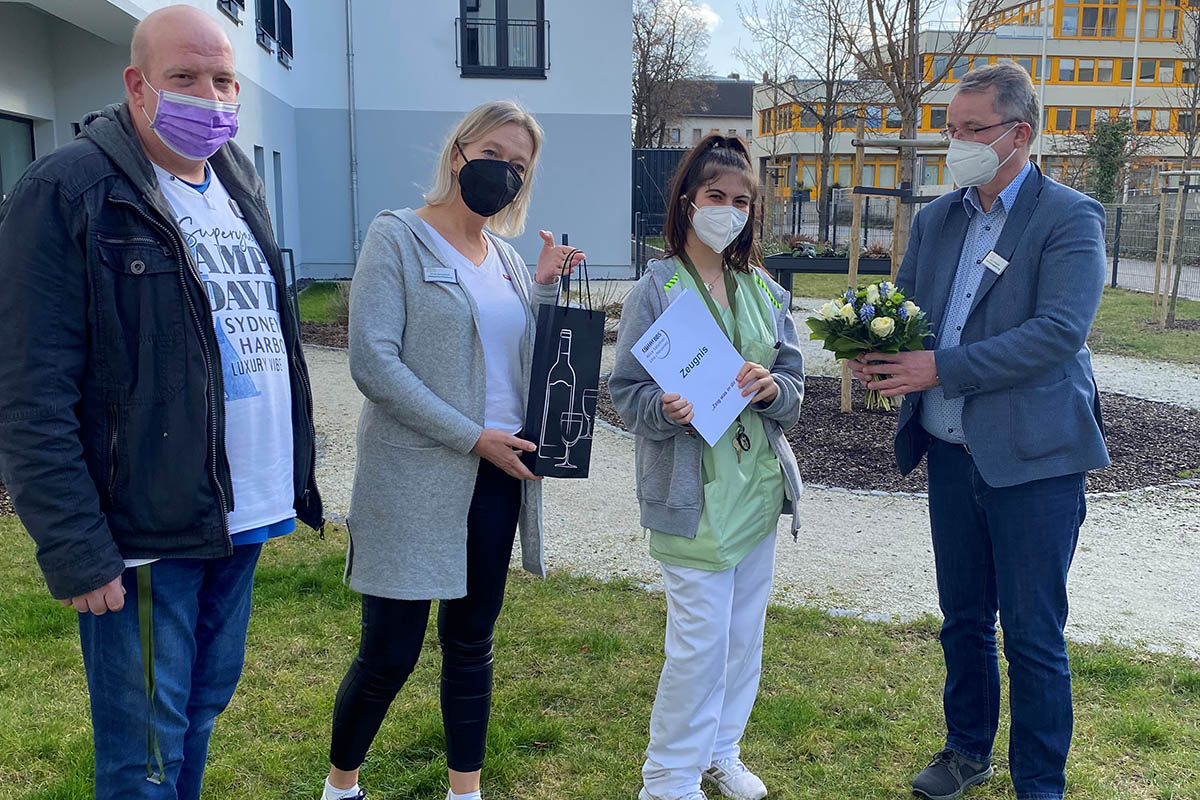 Von links: Praxisanleiter Karl-Heinz Nickel, Pflegedienstleiterin Nicole Bergerforth, Altenpflegehelferin Summer-Li Bierstedt und Einrichtungsleiter Sven Lefkowitz. Foto: privat
