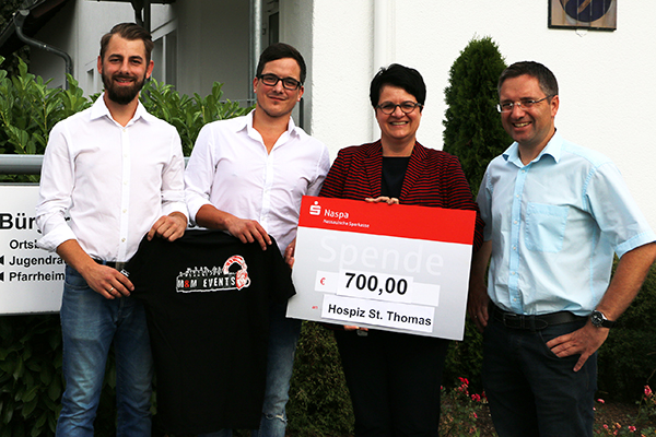 Zum Foto (v. l.): Marcel Jacobi (M&M Events), Maik Gerlach (M&M Events), Elisabeth Disteldorf (Geschftsfhrerin Katharina Kasper HOSPIZ GmbH) und Marco Hommrich (Erster Beigeordneter Ortsgemeinde Groholbach) bei der Spendenbergabe in Groholbach. Foto: privat