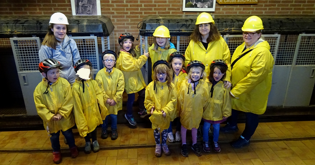 Neun der 13 Vorschulkinder der Katzwinkeler Kita Lwenzahn besuchten die Grube Bind-weide mit ihren Erzieherinnen Judith Schmidt und Denise Bank (links). Berkwerksfhrerin Lina (rechts) begeistere die Kleinen mit ihren Berichten rund um die Grube. (Foto: Kita) 