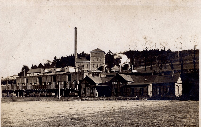 Auf dem Foto vom 1925 sind die Rstfen fr Spateisenstein auf der Etage unterhalb des groen Gebudes (groe ffnungen) mit Bahnverladung ber dem Erzbunker der Grube Louise zu sehen. Ebenso der Backsteinfrderturm des Barbara-Schachtes. (Foto: Archiv Albert Schfer)