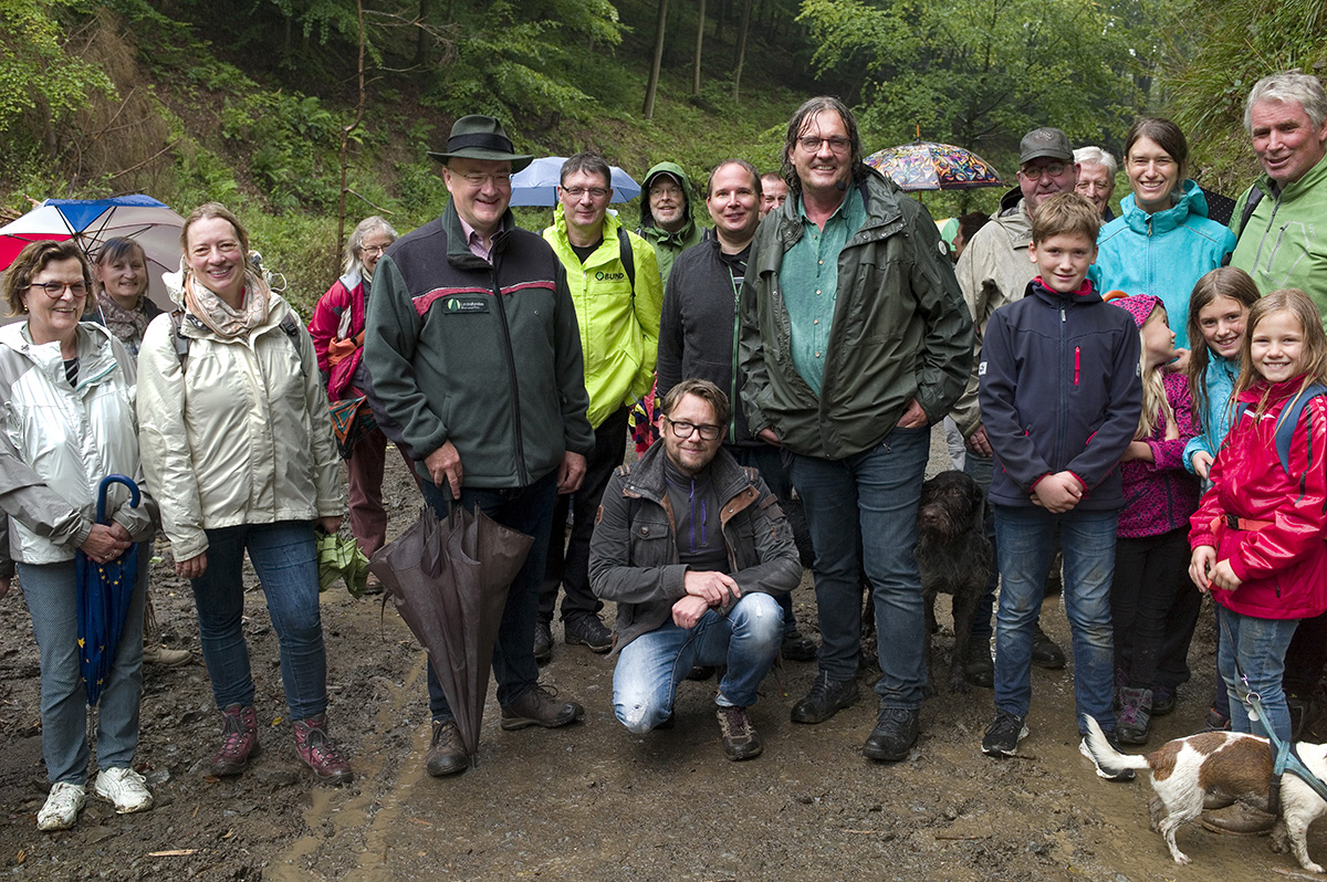 Volker Ziesling (Mitte, im grnen Hemd), Forstamtsleiter Uwe Hoffmann (links daneben, mit Hut), Revierfrster Oliver Mller (rechts, mit Kappe), Waldwende jetzt!-Mitglied Marcel Hoffmann (kniend) sowie vom Kreisverband Neuwied Sprecherin Ann-Kathrin Schrepfer (Dritte von links) und Sprecher Holger Wolf (Mitte, links hinter Volker Ziesling). Foto: Harald Stoffels