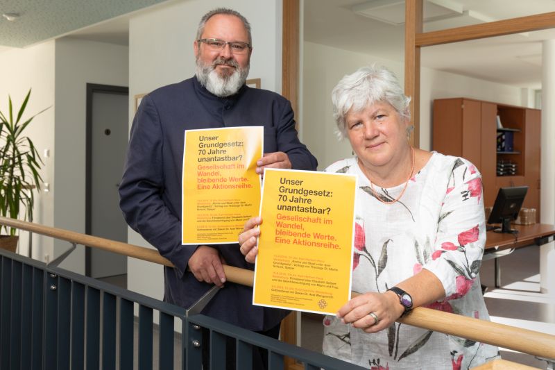 Dekan Dr. Axel Wengenroth und Pfarrerin Sabine Jungbluth organisieren die Aktionsreihe des Evangelischen Dekanats Westerwald, die sich dem Grundgesetz der Bundesrepublik widmet. Foto: Peter Bongard
