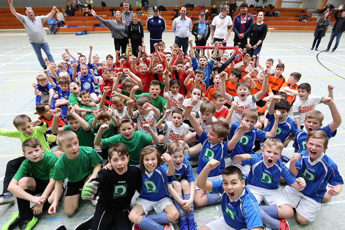 Die Grundschule Jungeroth (vorne im blauen Trikot) ist der neue Kreismeister im Hallenfuball. Foto: privat