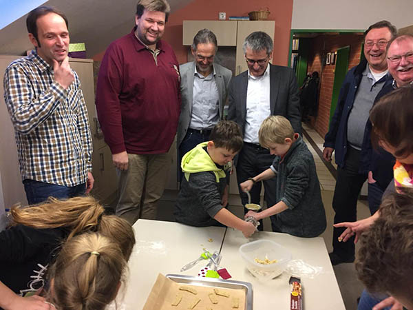 Hendrik Hering in Begleitung der rtlichen SPD in der Norkener Weihnachtsbckerei. Foto: SPD