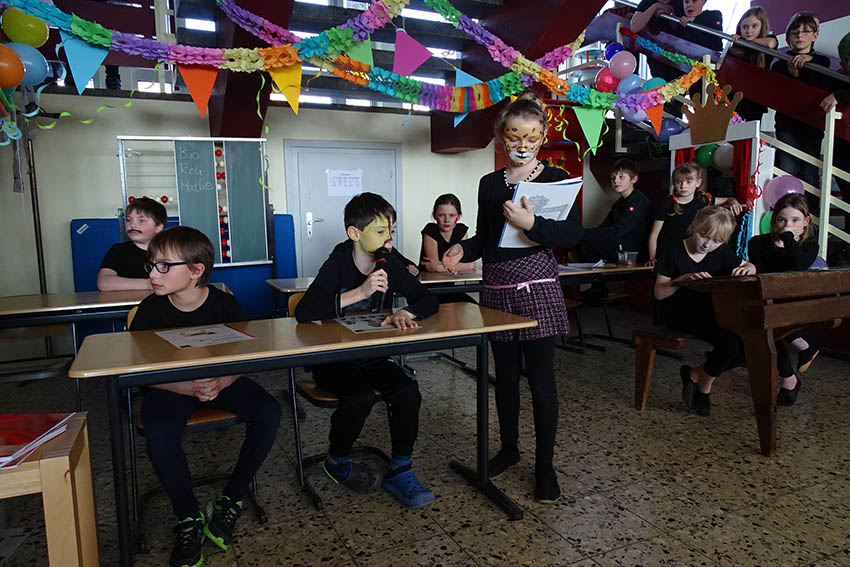 Schier zur Verzweiflung bringen die Schler der dritten Klasse ihre Lehrerin Fotos: Willi Simon