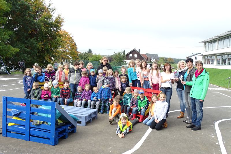 Sehr erfreut ber die Zuwendungen vom Sternschnuppenbasar ( Tanja Theis, stehend, 2.v.r.) und Nauschder Kinderbasar (Jasmin Baldus, 3.v.r) zeigten sich die kommissarische Grundschulleiterin der Schellenberg-Grundschule Anja Pfeil-Stickel (4.v.r.) sowie Kerstin Heymann vom katholischen Kindergarten in Hellenhahn (rechts). Foto: Willi Simon     