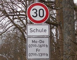 Verkehrsschild mit Hchstgeschwindigkeit 30 Stundenkilometer im Bereich der Grundschule am Schloss. Foto: privat