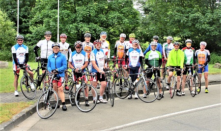 Alle Radler an der Grenze bei Saarlouis nach Erreichen der 777.777 km. (Foto: Equipe France)