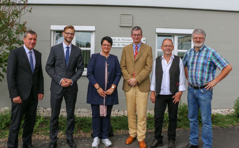 Freuten sich gemeinsam ber die Erffnung der Tagespflege im Ignatius-Ltschert-Haus, v.l.n.r: Manfred Sunderhaus (Geschftsfhrer Katharina Kasper Holding GmbH), Ulrich Richter Hopprich (Verbandsgemeindebrgermeister Montabaur), Elisabeth Disteldorf (Geschftsfhrerin Ignatius-Ltschert-Haus GmbH), Christoph Bttner (Ortsbrgermeister Horbach), Franz Schmitz (Einrichtungsleiter Ignatius-Ltschert-Haus), Uli Schmidt (Vorsitzender des Frdervereins Ignatius-Ltschert-Haus). Foto: Veranstalter